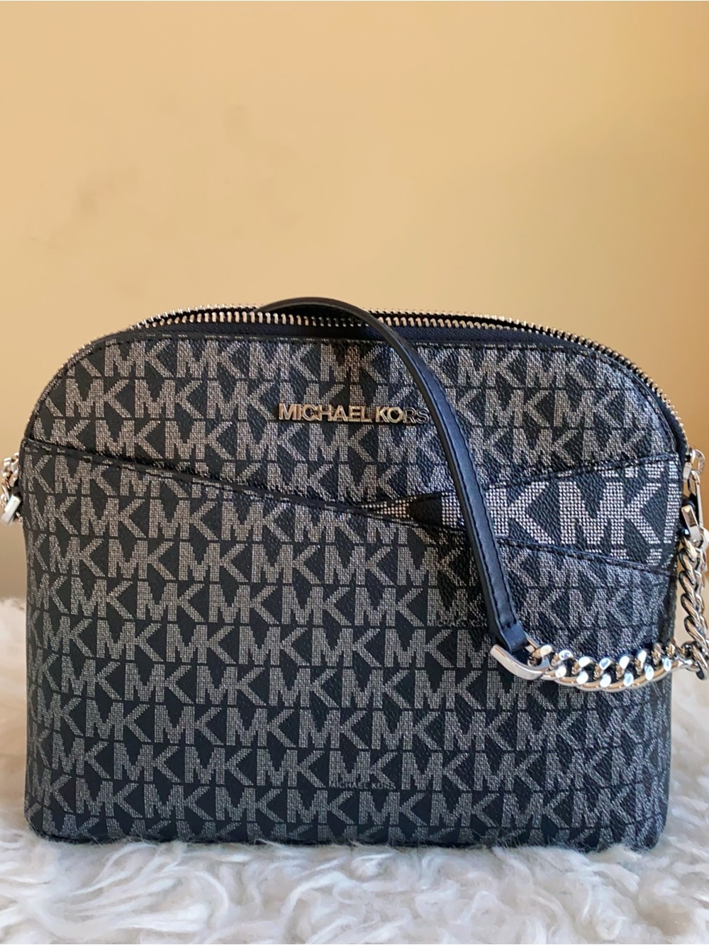 Michael Kors Jet Set Travel Medium Dome Crossbody